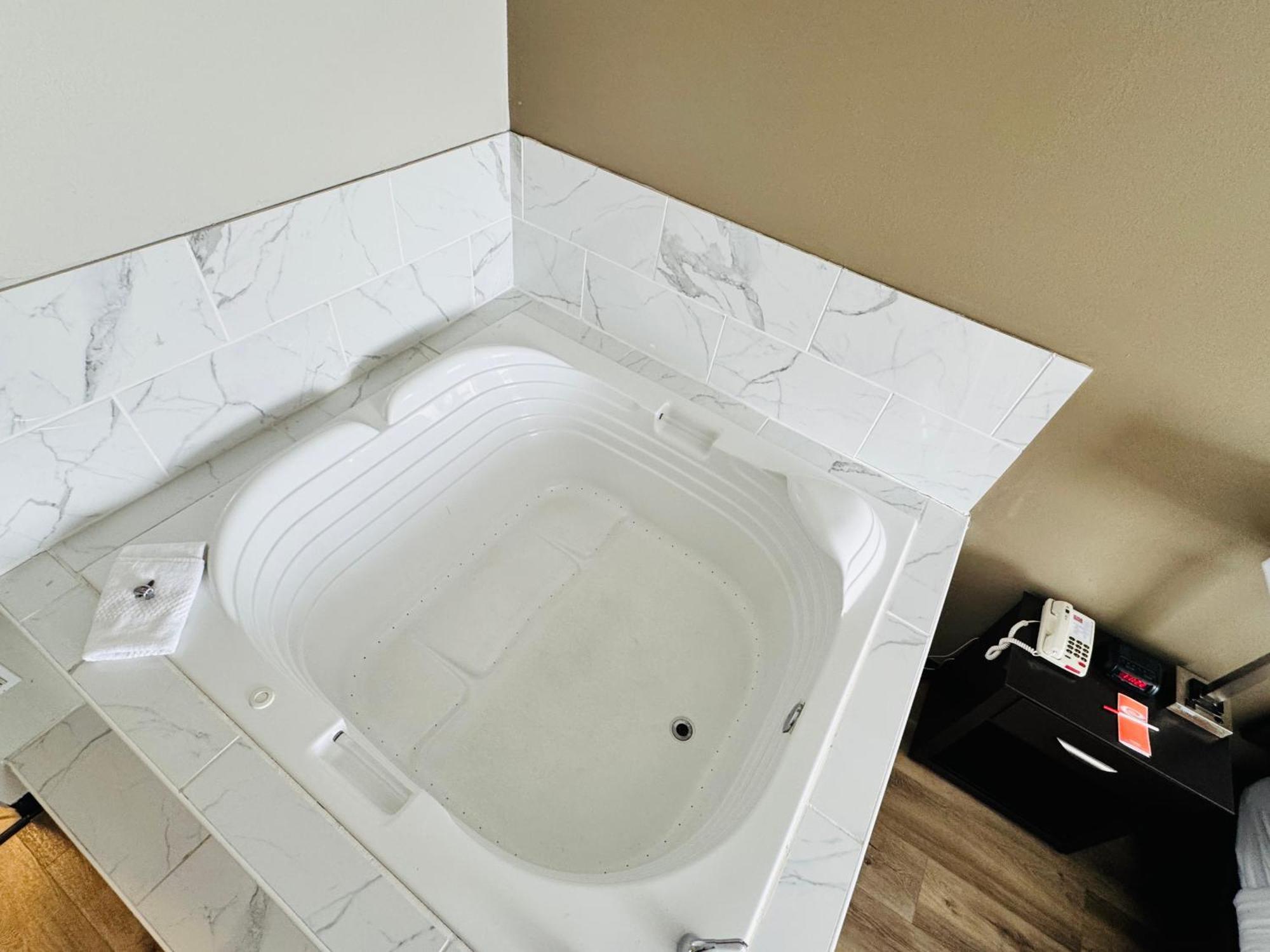 Econo Lodge Inn & Suites Monroe Luaran gambar