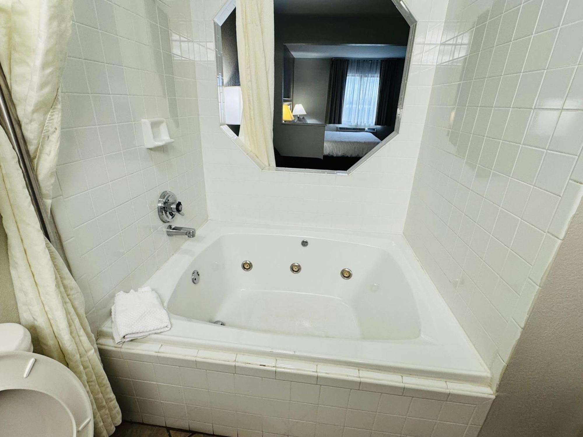 Econo Lodge Inn & Suites Monroe Luaran gambar